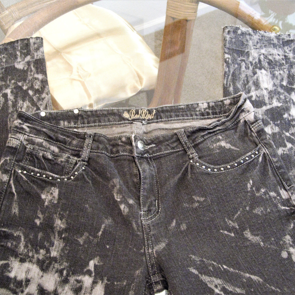 Red Rivet Black/Bleached Bedazzel Pocket Straight Leg Jeans Size: 34